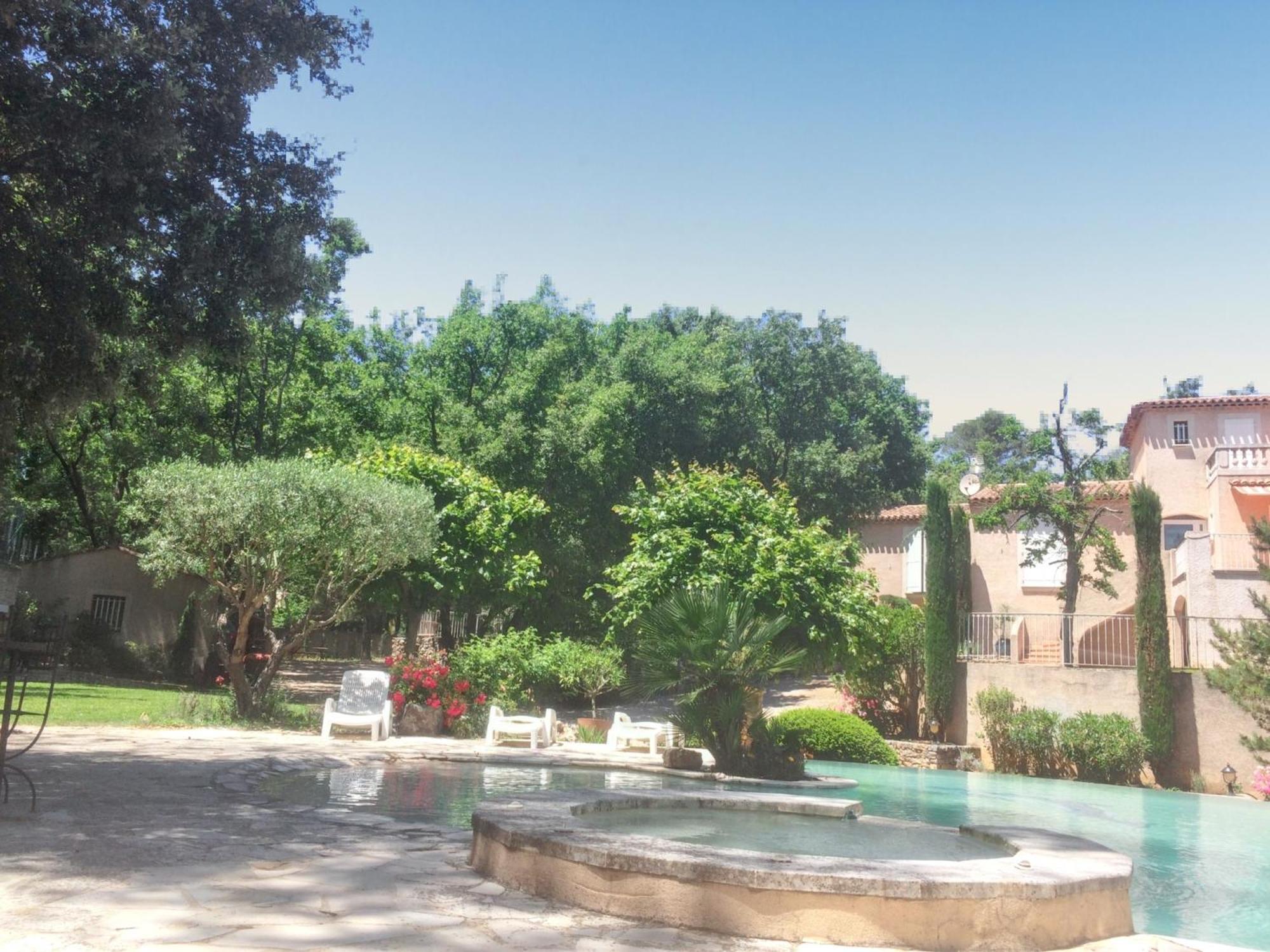Villa Spacieuse Avec Piscine A Saint Maximin Exteriér fotografie