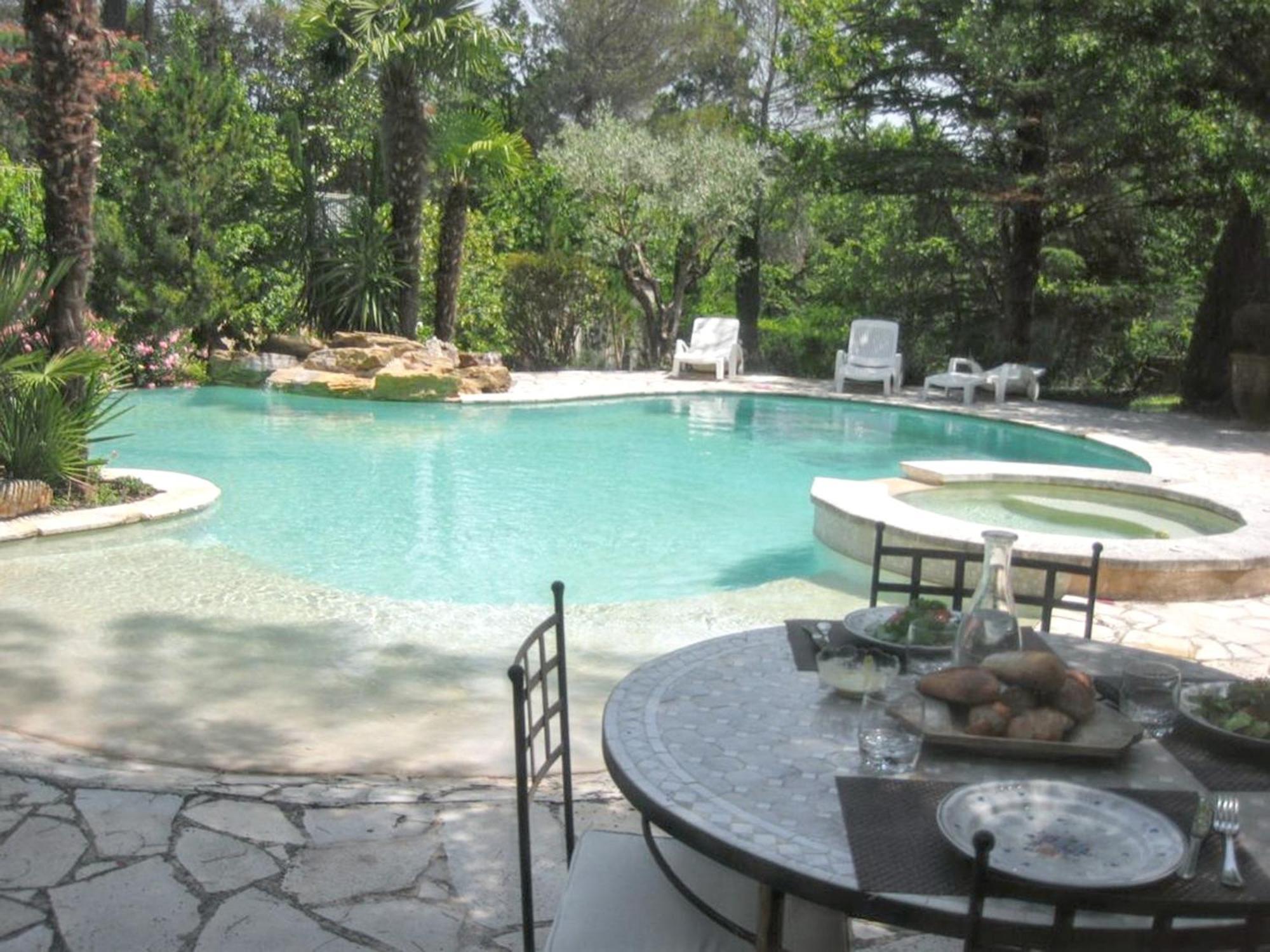 Villa Spacieuse Avec Piscine A Saint Maximin Exteriér fotografie